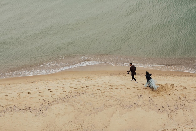 casal correndo na praia