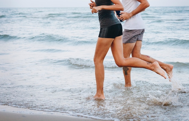 Casal correndo na praia