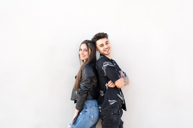 Foto casal costas com costas em fundo branco
