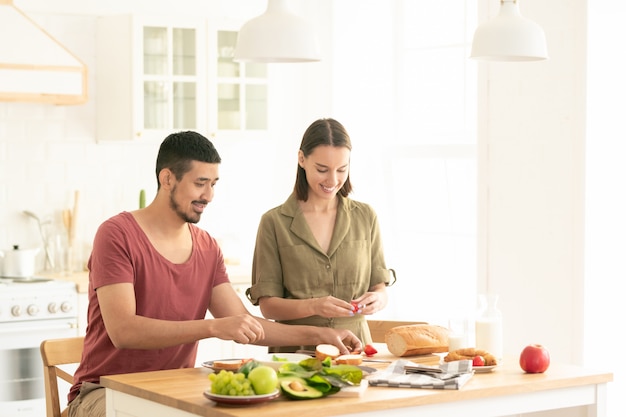 Casal cozinhando café da manhã