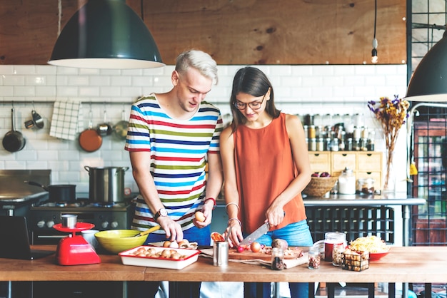 Foto casal cozinhando conceito de estilo de vida de passatempo