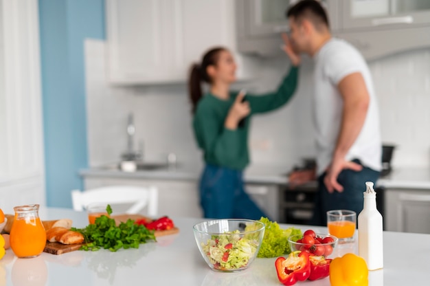 Casal cozinhando em casa