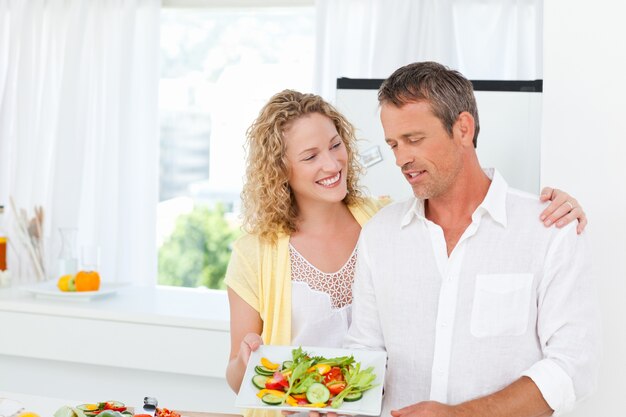 Casal cozinhando juntos em sua cozinha