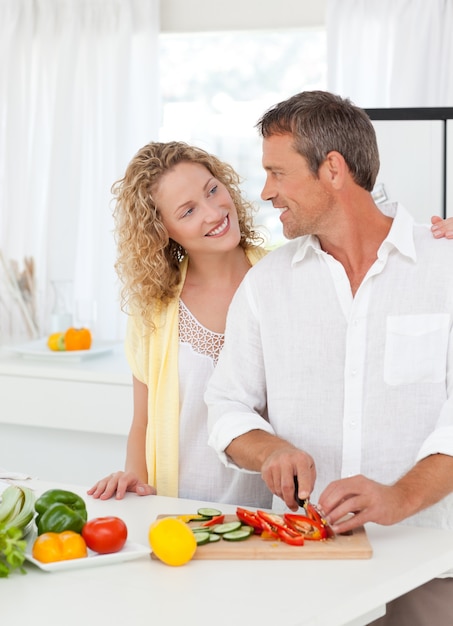 Casal cozinhando juntos em sua cozinha