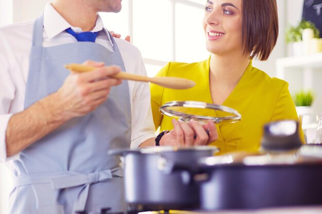 Foto casal cozinhando juntos na cozinha de casa