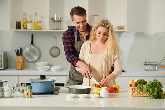 Casal cozinhando o jantar