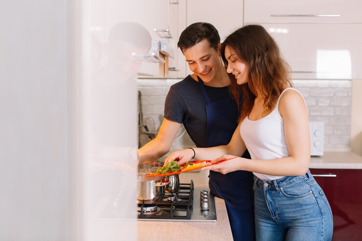 Foto casal cozinhar juntos na cozinha em casa