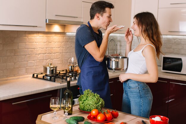 Casal cozinhar juntos na cozinha em casa