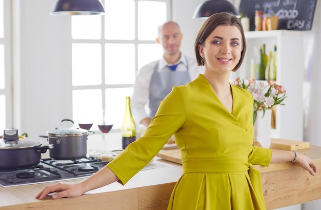 Casal cozinhar juntos na cozinha em casa