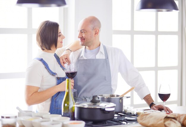 Casal cozinhar juntos na cozinha em casa