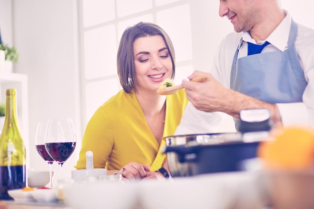 Casal cozinhar juntos na cozinha em casa