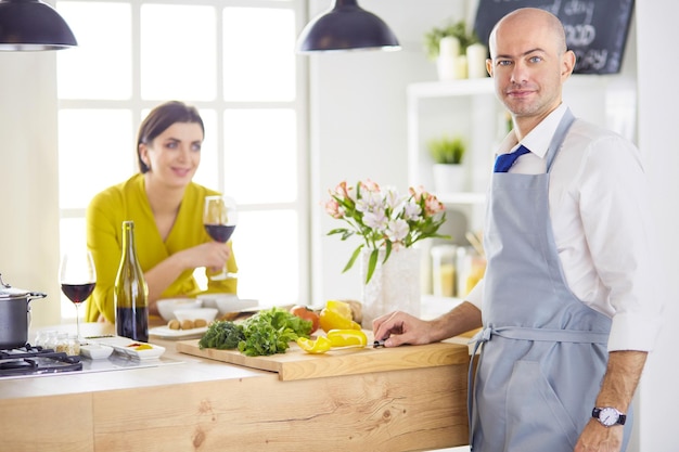 Casal cozinhar juntos na cozinha em casa