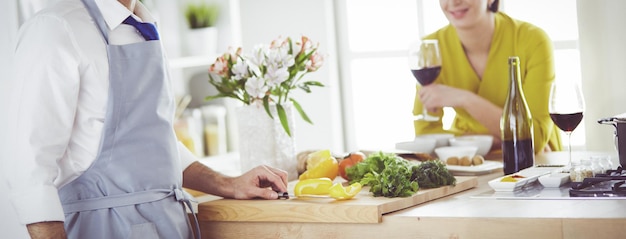 Casal cozinhar juntos na cozinha em casa