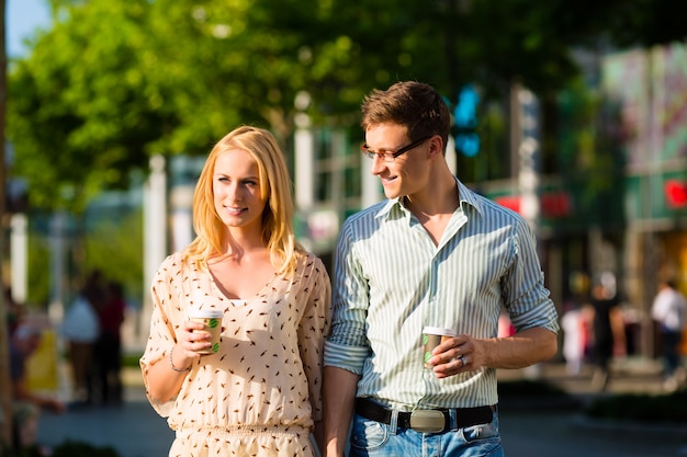 Casal curtindo o café no almoço ou pausa