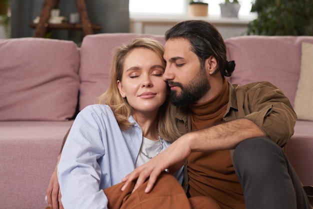 Casal curtindo o tempo em casa