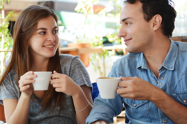 Casal curtindo um café na cafeteria