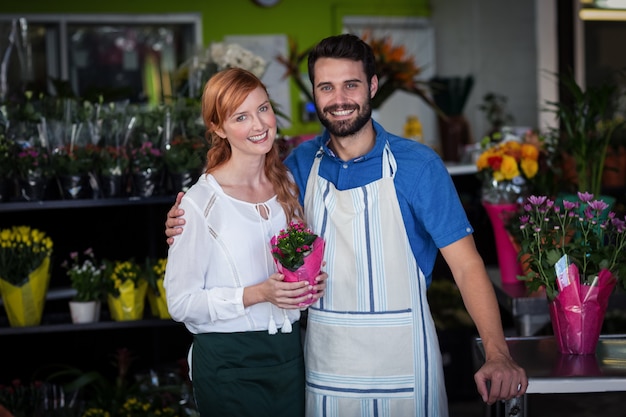 Casal dançando com buquê de flores