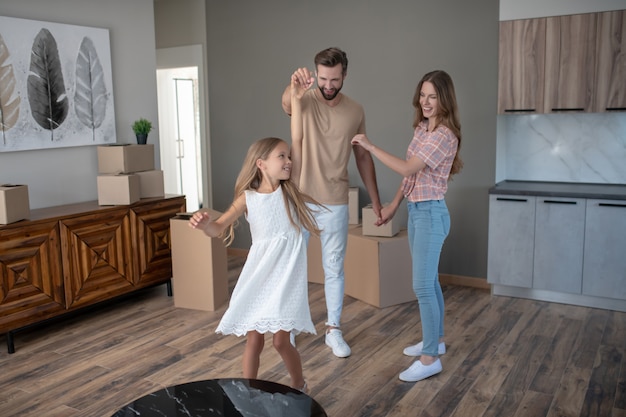 Casal dançando em casa nova