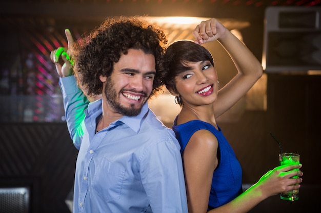 Casal dançando juntos na pista de dança