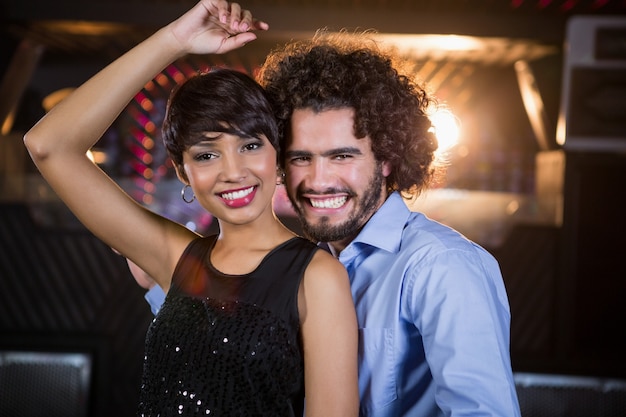 Casal dançando juntos na pista de dança