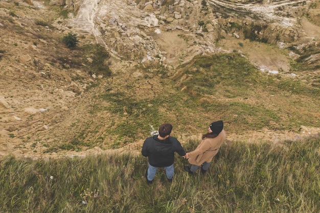 Casal dançando na beira do precipício