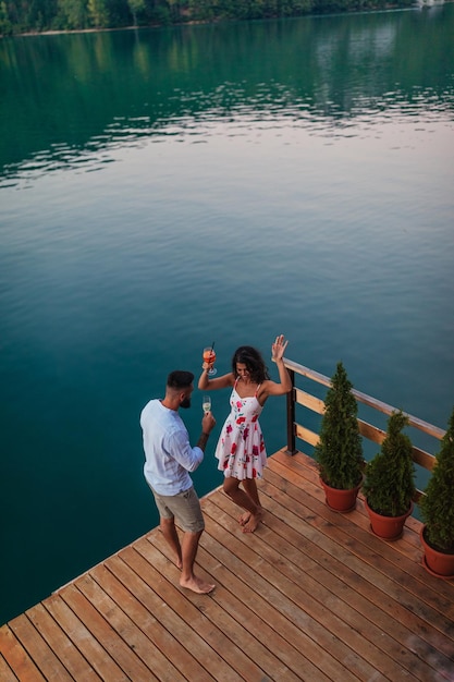 Casal dançando no deck