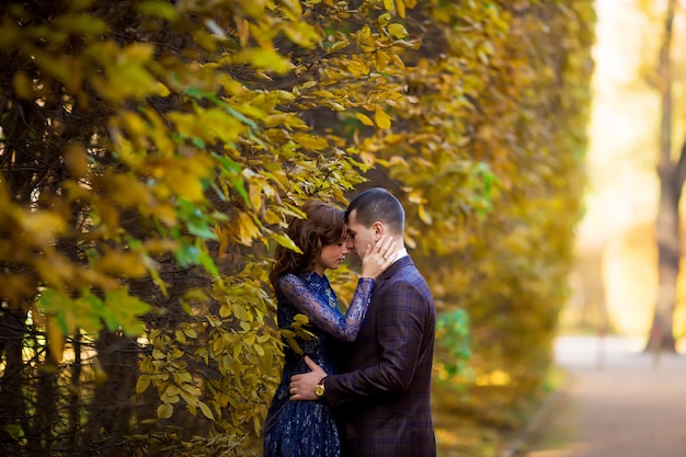 Casal dançando no parque