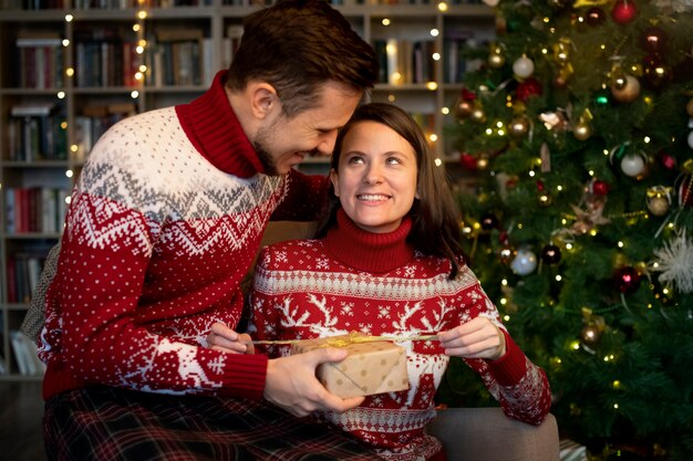 Foto casal dando presentes de natal um ao outro