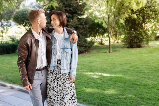 Casal de 30 anos andando no parque