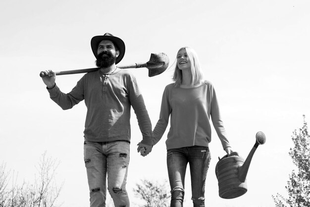 Casal de agricultores andando no campo agrícola