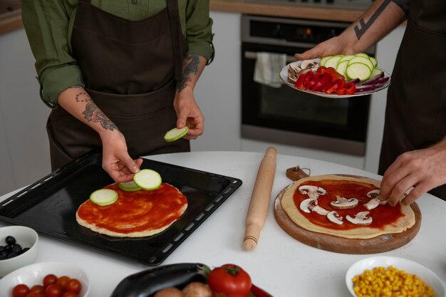 Foto casal de alto ângulo fazendo pizza