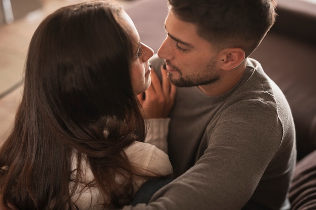 Foto casal de alto ângulo, olhando um ao outro