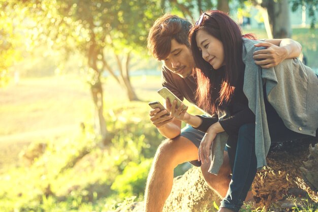 Casal de amante usando telefone inteligente