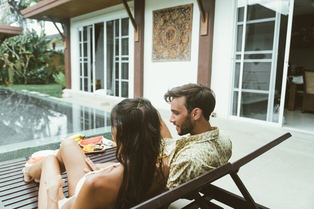 Casal de amantes em uma bela vila com piscina