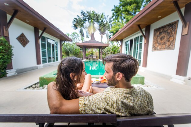 Casal de amantes em uma bela vila com piscina