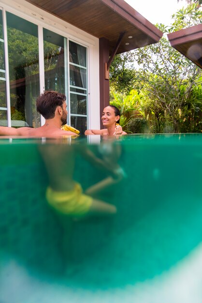 Casal de amantes em uma bela vila com piscina