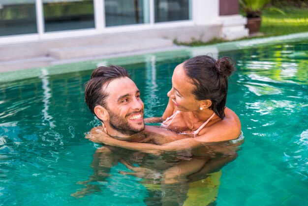 Foto casal de amantes em uma bela vila com piscina