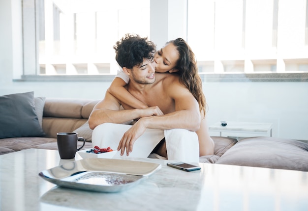 Foto casal de amantes em uma cobertura