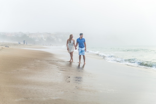 Casal de amantes na praia