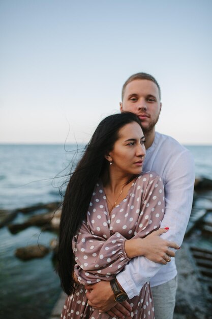 Casal de amantes se abraçando na praia