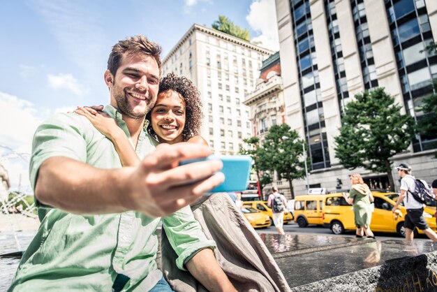 Foto casal de amantes tomando uma selfie