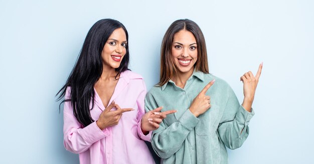 Casal de amigas expressando um conceito