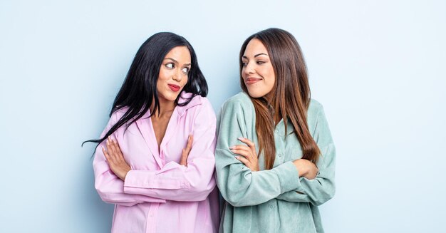 Casal de amigas expressando um conceito