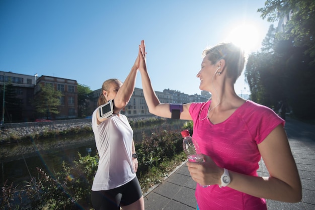 casal de amigos correndo parabeniza e feliz por terminar o treino matinal