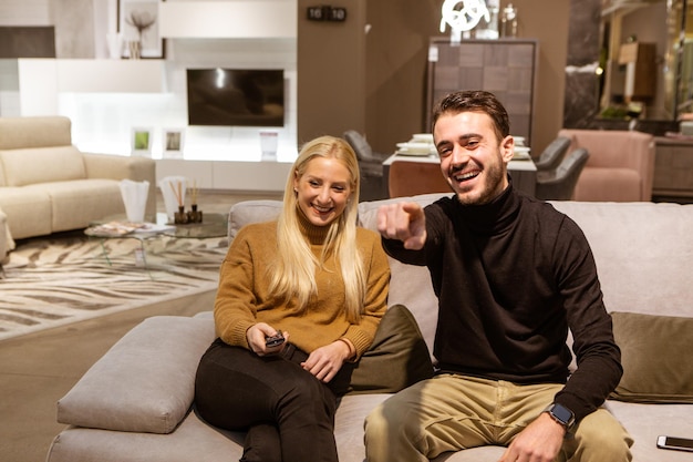 Casal de amigos em casa assistindo TV