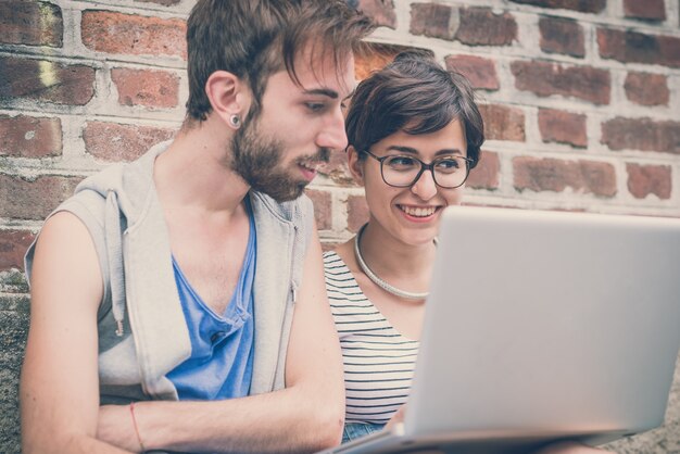 casal de amigos jovem homem e mulher usando laptop