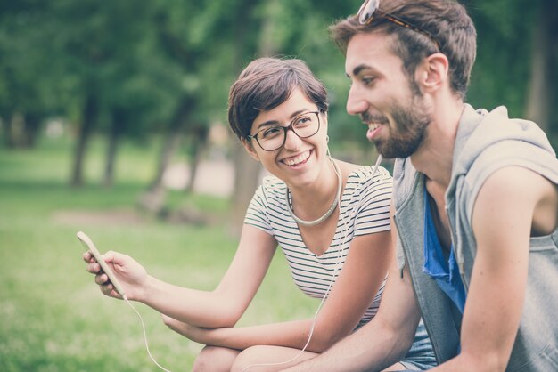 casal de amigos jovem homem e mulher usando smartphone