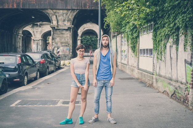 casal de amigos jovem homem e mulher