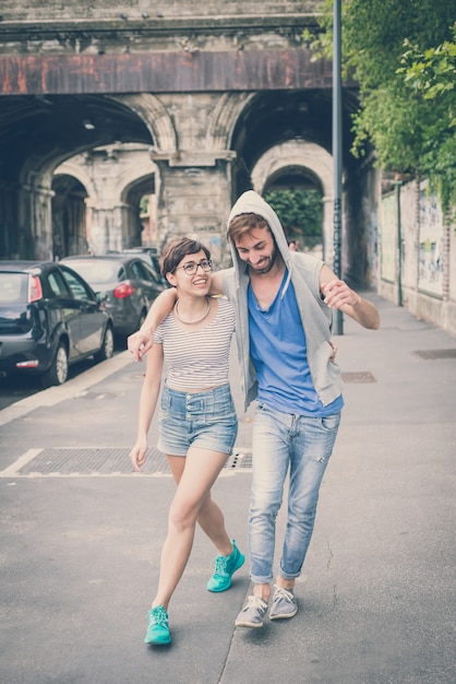 casal de amigos jovem homem e mulher