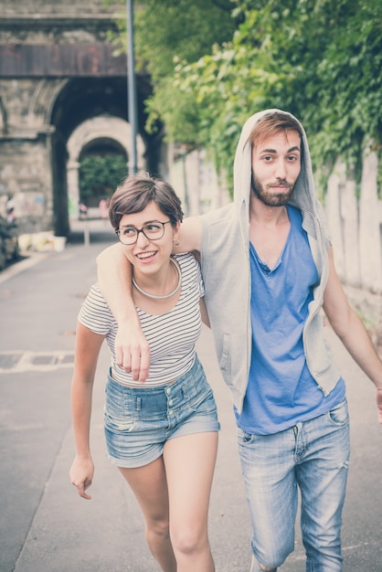 casal de amigos jovem homem e mulher